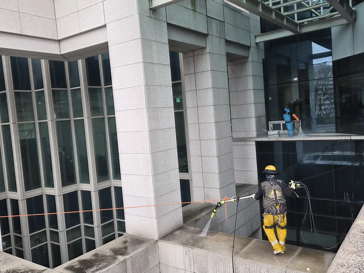 남구 문현동 상가건물 옥상 파라펫 장비 주변 정밀 위생청소 사례 - 행진크린